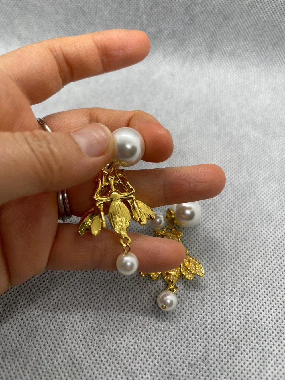 Fashion bee earrings